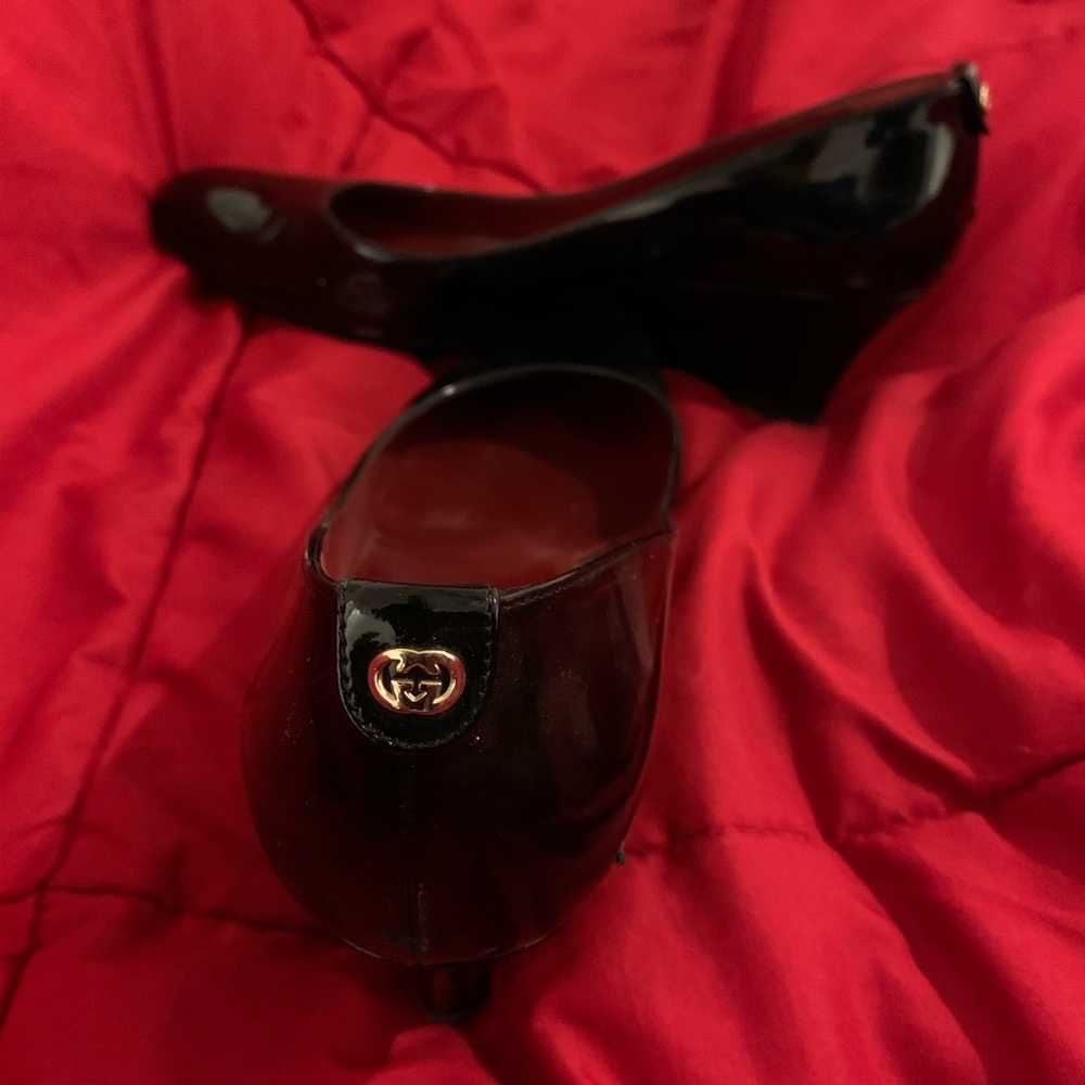 Women’s black shoe